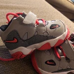 Baby boy  Nike’s size 5c
